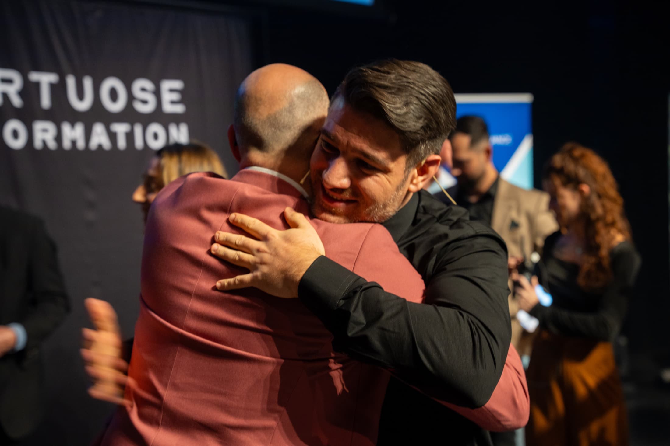 Accolade entre deux participants lors de la Journée Virtuose.