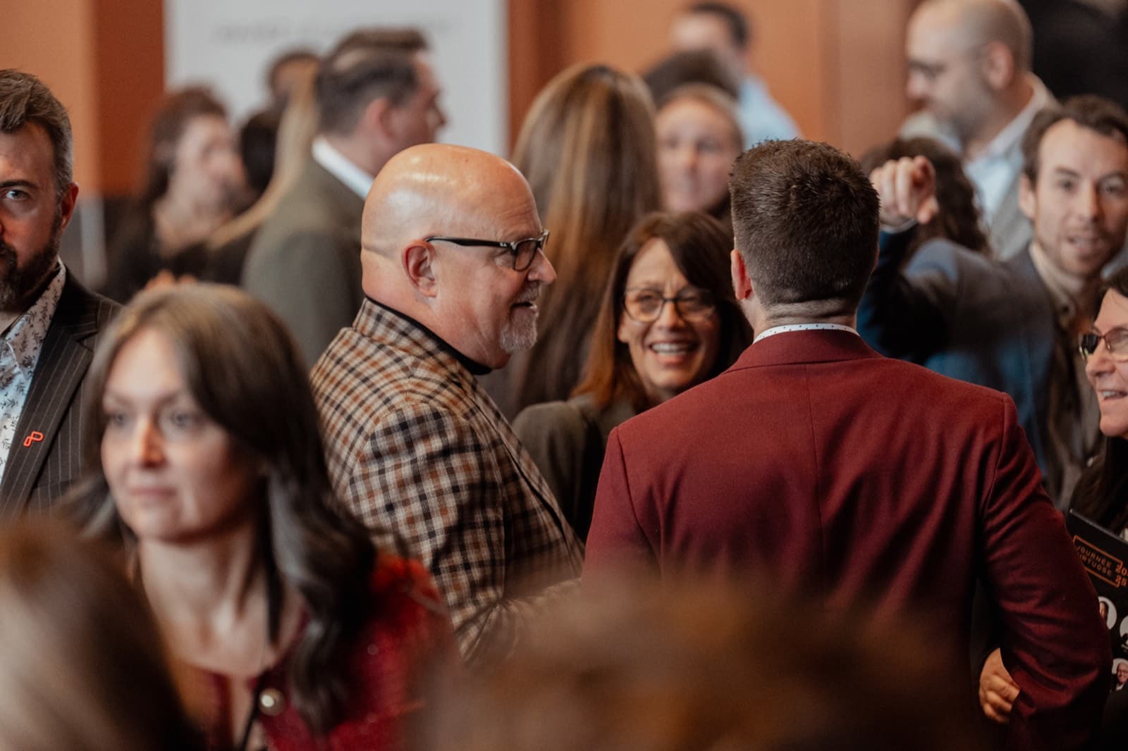 Participants souriants échangeant entre les conférences.