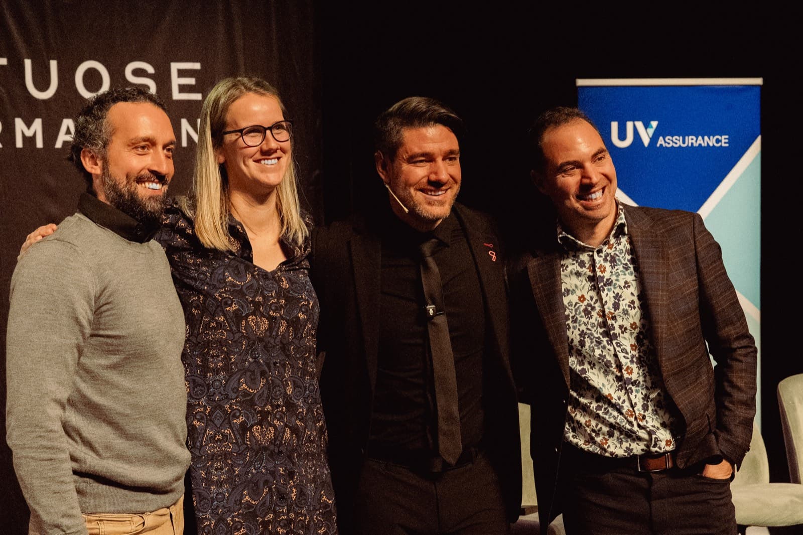Conférenciers et hôtes réunis sur scène.