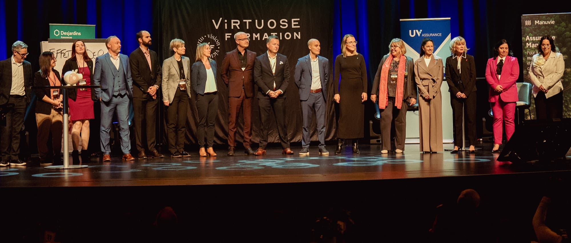Les partenaires et l'équipe réunis sur scène lors de la Journée Virtuose.